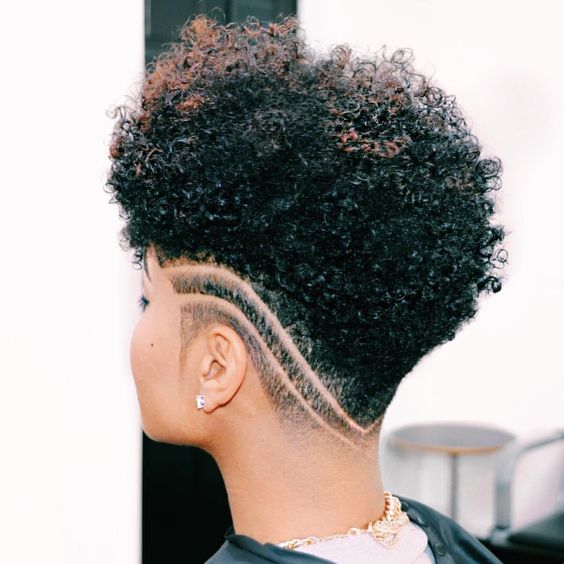 Corte degrade com a lateral riscada. - #cabelo #cacheado #cabelocacheado  #afro #hairstyle #haircurly #…