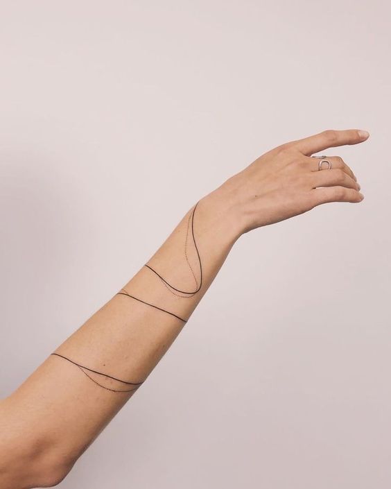 tatuagem de linha no braço 
