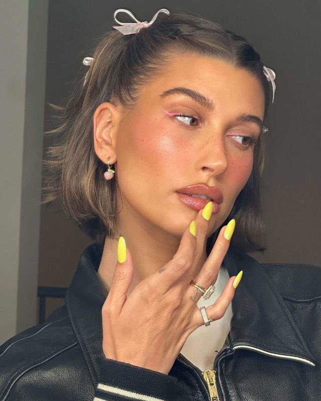 esmaltes amarelos tendência 2024 - hailey bieber 