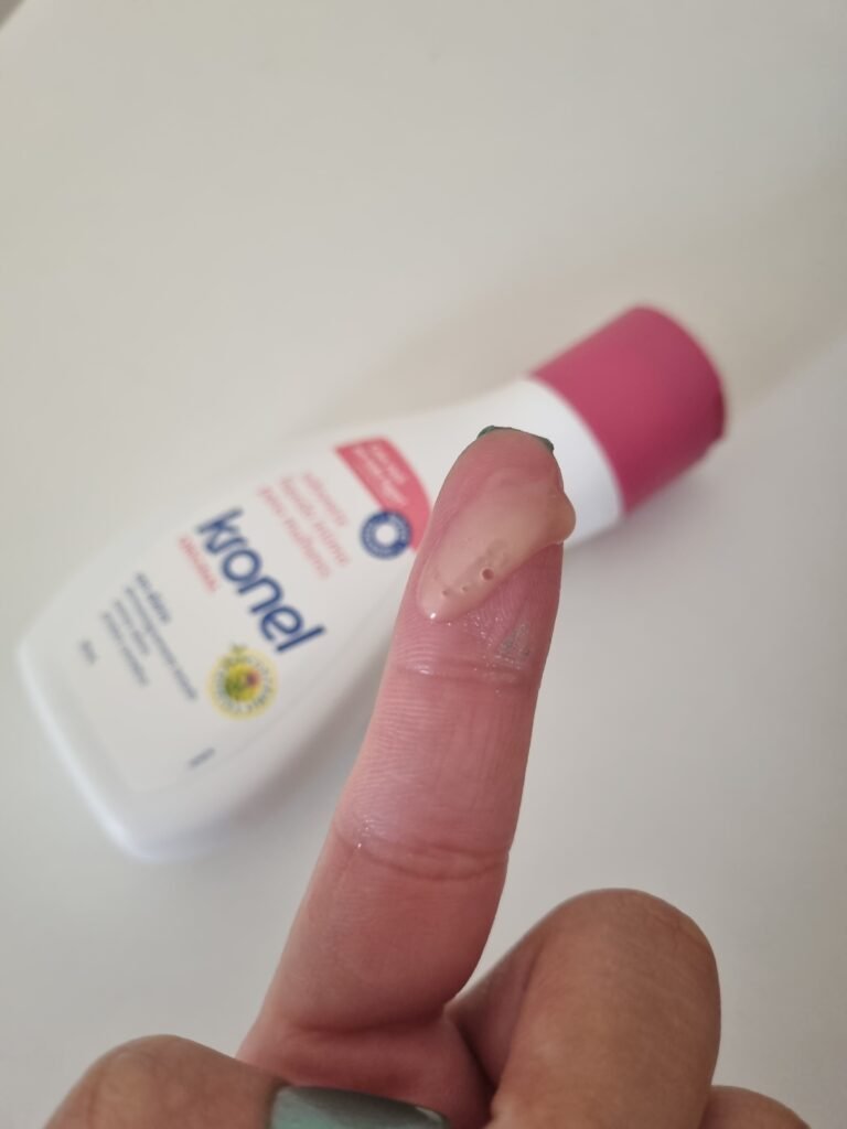a cor do sabonete íntimo kronel é amarelada