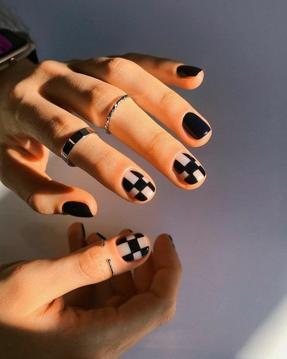 unha curta
quadriculada