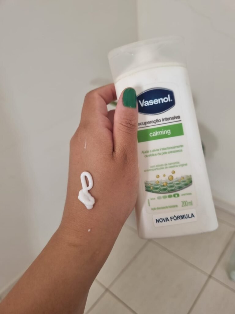 textura do creme hidratante Vasenol Recuperação Intensiva Calming